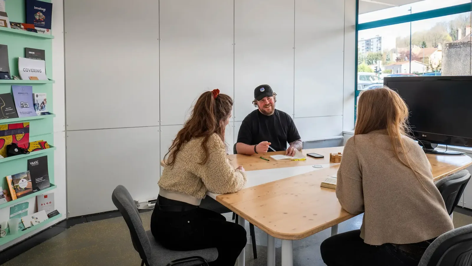 Atelier de travail à l’agence : échange autour d’un projet client