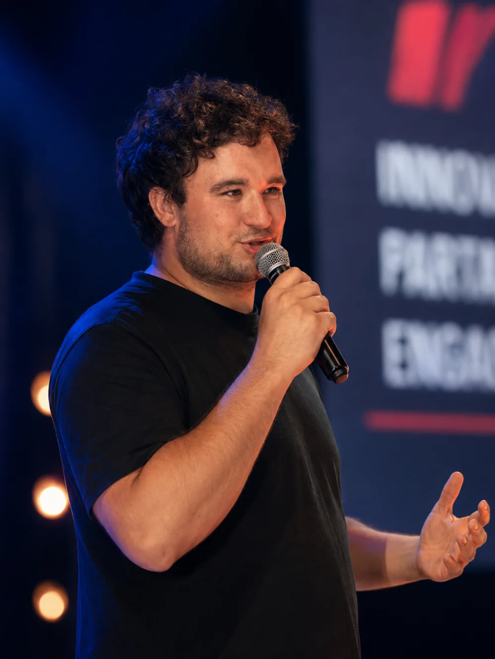 Théo Juif sur scène lors d’une conférence sur l’IA et son impact, à Besançon